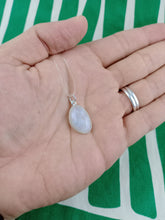 Cargar imagen en el visor de la galería, Colgante Piedra Luna Mediana Mod. 3
