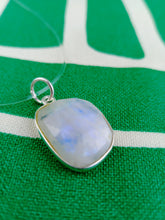 Cargar imagen en el visor de la galería, Colgante Piedra Luna Mediana Mod. 4
