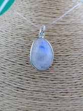 Cargar imagen en el visor de la galería, Colgante Piedra Luna Mediana Mod. 1
