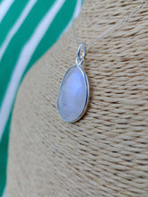 Cargar imagen en el visor de la galería, Colgante Piedra Luna Mediana Mod. 1
