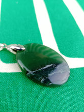 Cargar imagen en el visor de la galería, Colgante Jade Verde Mod. 10
