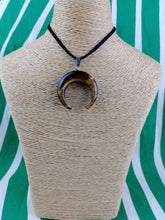 Cargar imagen en el visor de la galería, Colgante Ojo Tigre Media Luna Mod. 4
