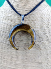 Cargar imagen en el visor de la galería, Colgante Ojo Tigre Media Luna Mod. 4
