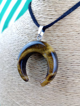 Cargar imagen en el visor de la galería, Colgante Ojo Tigre Media Luna Mod. 4
