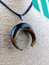 Cargar imagen en el visor de la galería, Colgante Ojo Tigre Media Luna Mod. 4
