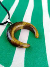 Cargar imagen en el visor de la galería, Colgante Ojo Tigre Media Luna Mod. 4
