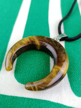 Cargar imagen en el visor de la galería, Colgante Ojo Tigre Media Luna Mod. 4
