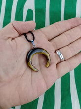 Cargar imagen en el visor de la galería, Colgante Ojo Tigre Media Luna Mod. 4
