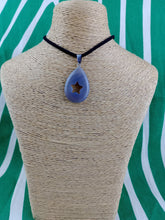 Cargar imagen en el visor de la galería, Colgante Agata Gris Lagrima con Estella
