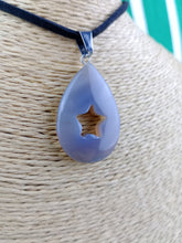 Cargar imagen en el visor de la galería, Colgante Agata Gris Lagrima con Estella

