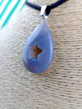 Cargar imagen en el visor de la galería, Colgante Agata Gris Lagrima con Estella
