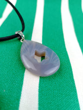 Cargar imagen en el visor de la galería, Colgante Agata Gris Lagrima con Estella

