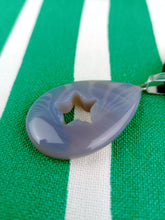 Cargar imagen en el visor de la galería, Colgante Agata Gris Lagrima con Estella
