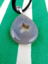 Cargar imagen en el visor de la galería, Colgante Agata Gris Lagrima con Estella

