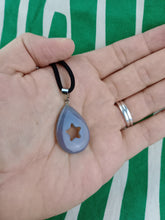 Cargar imagen en el visor de la galería, Colgante Agata Gris Lagrima con Estella
