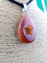 Cargar imagen en el visor de la galería, Colgante Carneola Lagrima con Estella Mod 1
