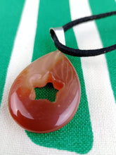 Cargar imagen en el visor de la galería, Colgante Carneola Lagrima con Estella Mod 1

