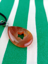 Cargar imagen en el visor de la galería, Colgante Carneola Lagrima con Estella Mod 2
