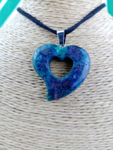 Cargar imagen en el visor de la galería, Colgante Corazon Perforado Zoisita
