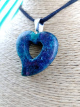 Cargar imagen en el visor de la galería, Colgante Corazon Perforado Zoisita

