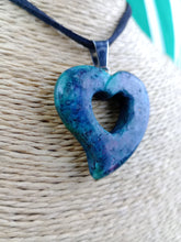 Cargar imagen en el visor de la galería, Colgante Corazon Perforado Zoisita
