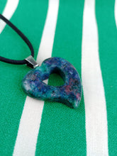 Cargar imagen en el visor de la galería, Colgante Corazon Perforado Zoisita

