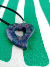 Cargar imagen en el visor de la galería, Colgante Corazon Perforado Zoisita

