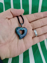 Cargar imagen en el visor de la galería, Colgante Corazon Perforado Zoisita
