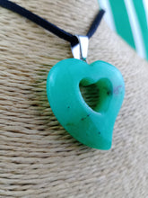 Cargar imagen en el visor de la galería, Colgante Corazon Perforado Jade Verde
