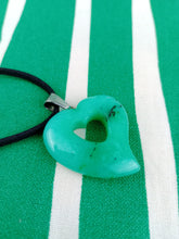 Cargar imagen en el visor de la galería, Colgante Corazon Perforado Jade Verde
