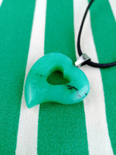 Cargar imagen en el visor de la galería, Colgante Corazon Perforado Jade Verde

