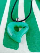 Cargar imagen en el visor de la galería, Colgante Corazon Perforado Jade Verde
