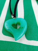 Cargar imagen en el visor de la galería, Colgante Corazon Perforado Jade Verde
