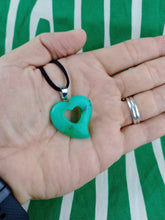 Cargar imagen en el visor de la galería, Colgante Corazon Perforado Jade Verde
