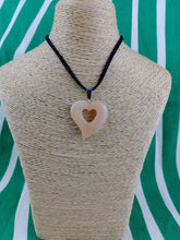 Cargar imagen en el visor de la galería, Colgante Corazon Perforado Agata
