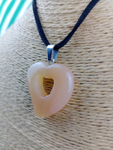 Cargar imagen en el visor de la galería, Colgante Corazon Perforado Agata
