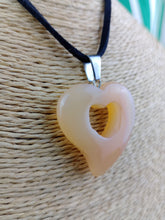 Cargar imagen en el visor de la galería, Colgante Corazon Perforado Agata
