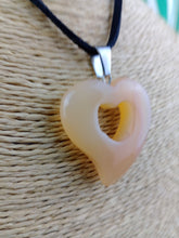 Cargar imagen en el visor de la galería, Colgante Corazon Perforado Agata
