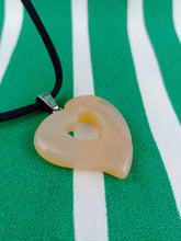 Cargar imagen en el visor de la galería, Colgante Corazon Perforado Agata
