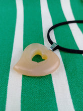 Cargar imagen en el visor de la galería, Colgante Corazon Perforado Agata
