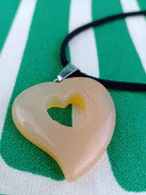Cargar imagen en el visor de la galería, Colgante Corazon Perforado Agata

