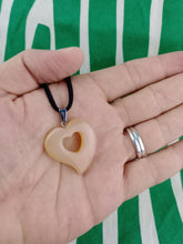 Cargar imagen en el visor de la galería, Colgante Corazon Perforado Agata
