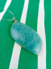 Cargar imagen en el visor de la galería, Colgante Amazonita Hoja
