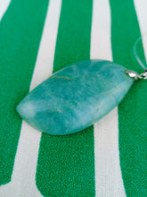Cargar imagen en el visor de la galería, Colgante Amazonita Hoja
