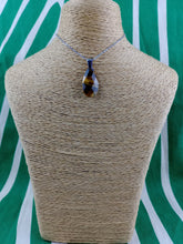 Cargar imagen en el visor de la galería, Colgante Lagrima Ojo de Tigre Facetado
