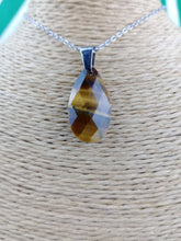 Cargar imagen en el visor de la galería, Colgante Lagrima Ojo de Tigre Facetado
