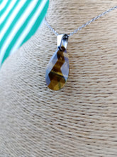 Cargar imagen en el visor de la galería, Colgante Lagrima Ojo de Tigre Facetado
