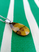 Cargar imagen en el visor de la galería, Colgante Lagrima Ojo de Tigre Facetado
