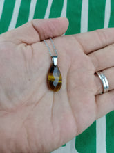 Cargar imagen en el visor de la galería, Colgante Lagrima Ojo de Tigre Facetado
