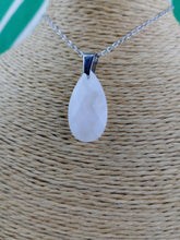 Cargar imagen en el visor de la galería, Colgante Lagrima Cuarzo Rosa Facetado
